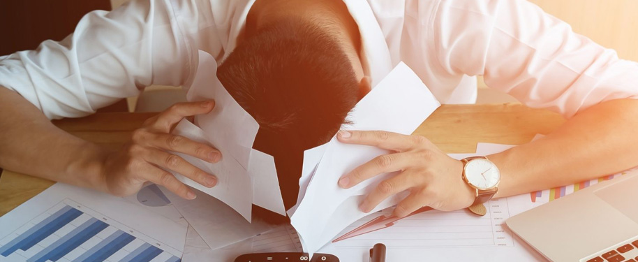 شخص يعاني إجهادًا مستمرًا شخص يعاني إجهادًا مستمرًا